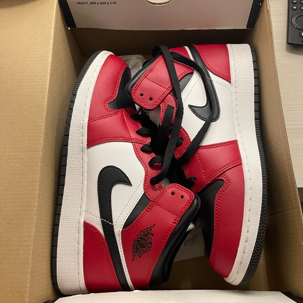 WORN ONCE: Air Jordan Mid